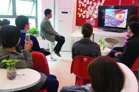 白领驿家组织白领学习贯彻十八大精神