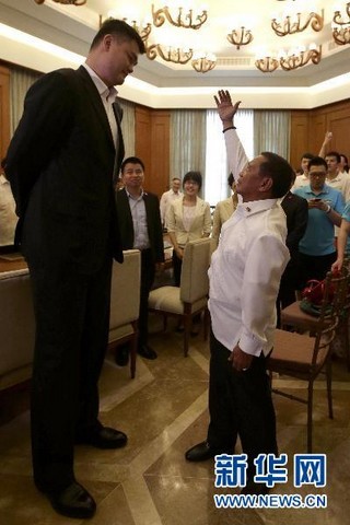 菲律宾副总统会见姚明 伸手测量姚明身高引笑