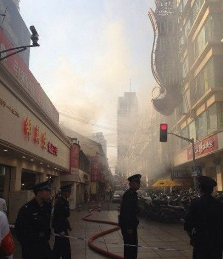 南京路附近海泽饭店起火 已扑灭无伤亡