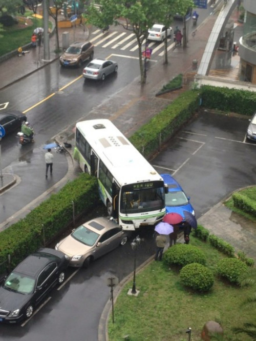 100路公交车在欧阳路失控冲进路边小区撞坏多辆机动车