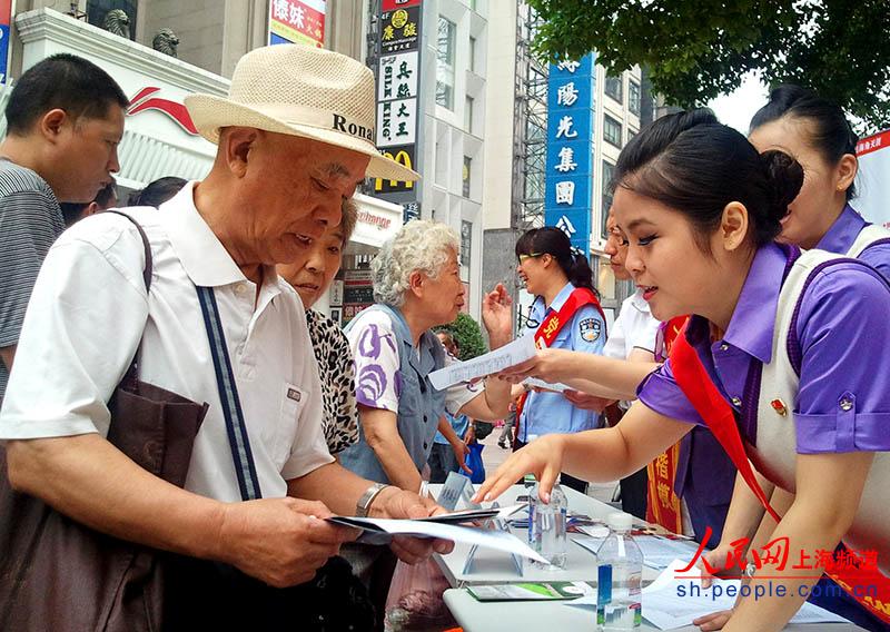 铁老大南京路练摊揽市场