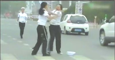 唐山两名<em>女</em>协警着制服街头互殴 官方称已开除