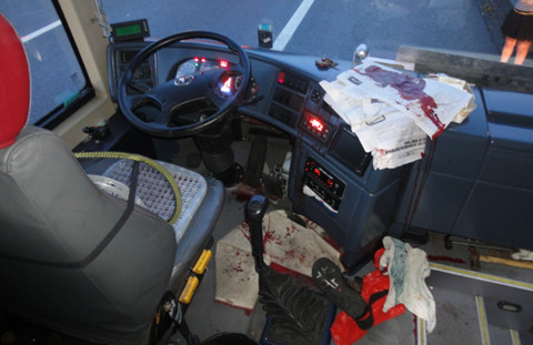 高速上大巴车备胎爆炸 司机受伤后忍痛停车24