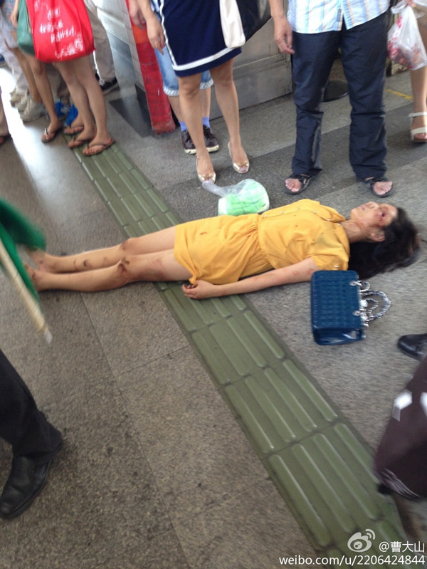 中暑热晕 一女子跌落轨交中山公园站台