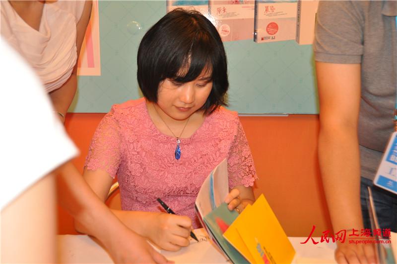 2013上海书展:《致青春》作者辛夷坞火爆签售