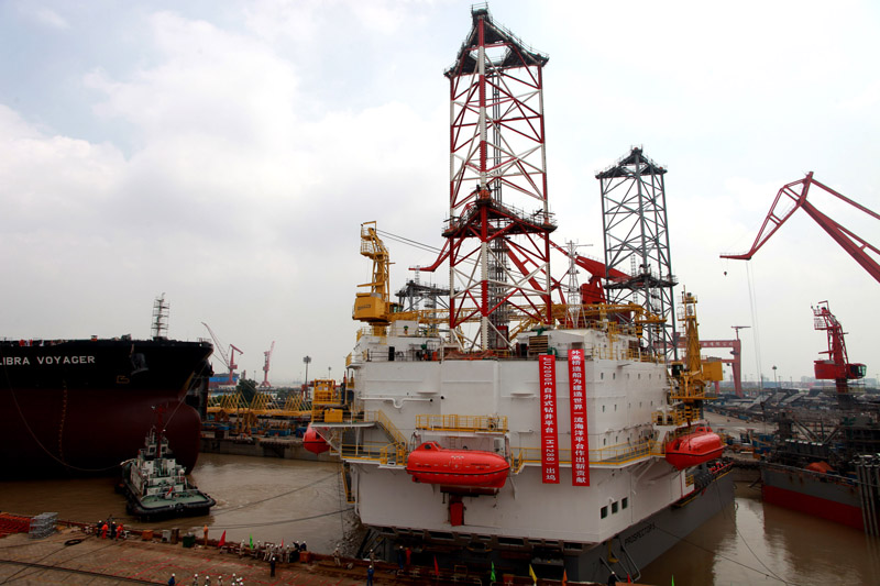 上海建造的第一座自升式钻井平台顺利下水