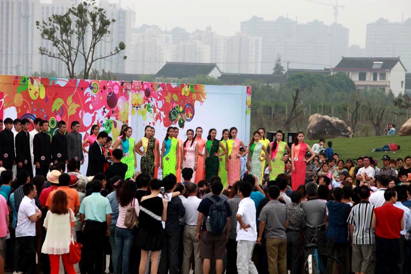 黄金周玫瑰园里时装秀 环球国际模特大赛中国