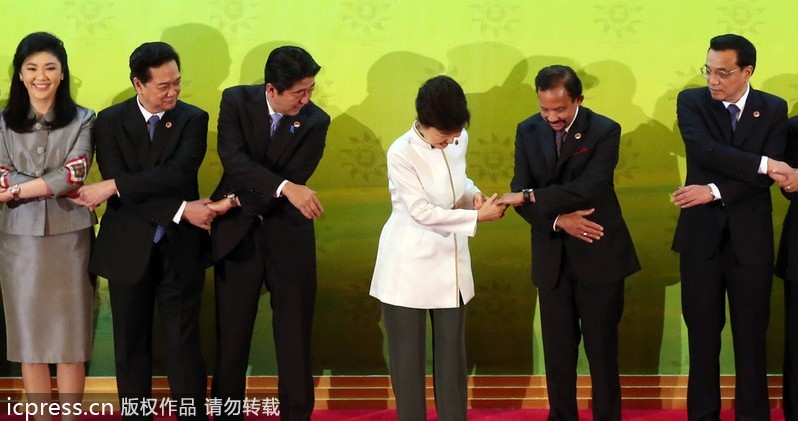 东盟10+3领导人会议:安倍朴槿惠尴尬握手