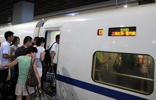 全国铁路迎新一轮调整 上海至深圳动车10小时
