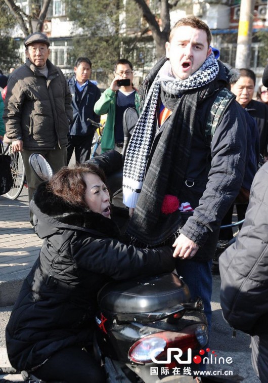 北京:外国小伙<em>街头</em>扶摔倒中年<em>女子</em>遭讹诈--上海
