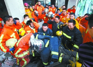 上海消防队员救火牺牲 火灾引发楼板坍塌所致