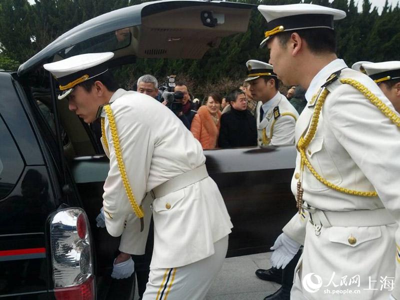 孙络络追悼会今日举行