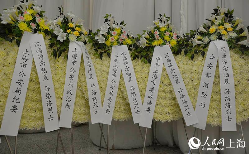 图为主要政法部门送来悼念花圈.
