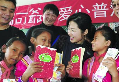 最近，上海慈善公益人士及爱心企业组成的爱心考察团来到云南普洱山区学校帮扶援助。