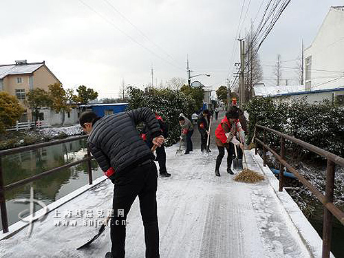 浦东康桥镇:党员干部带头铲冰扫雪保安全
