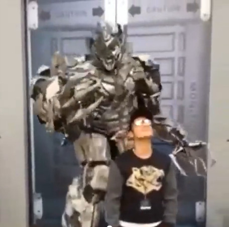 明星搞笑不停:黄晓明和威震天热舞 张含韵PK小