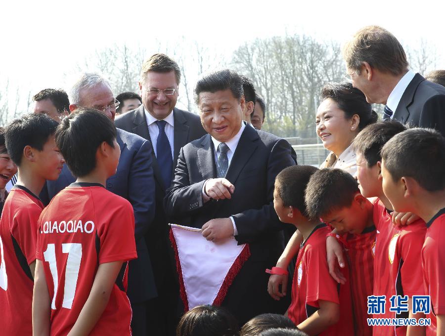 习近平看望在德国训练的中国少年足球运动员: