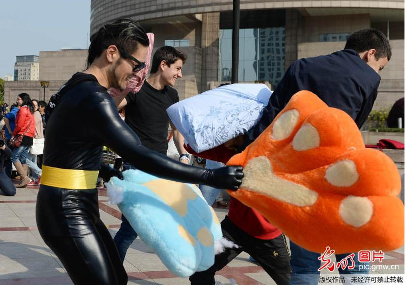 老外上海街头上演枕头大战 蝙蝠侠遭围攻