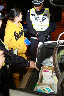 民警查获一携带大量药物的车辆