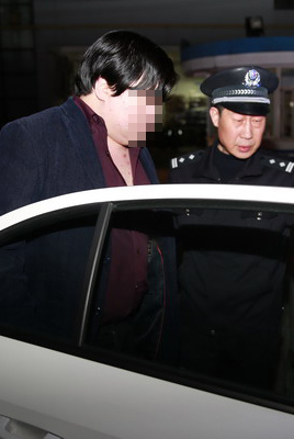 民警带吸毒嫌疑对象进行尿检