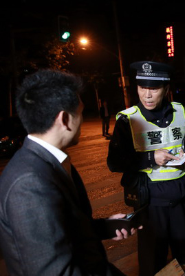 民警在卡点盘查可疑车辆