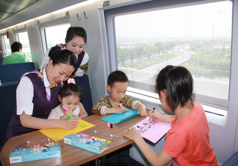 上海客运段开展我心中的高铁儿童绘画比赛