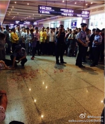 虹桥火车站发生血腥斗殴 警方:系旅行社人员