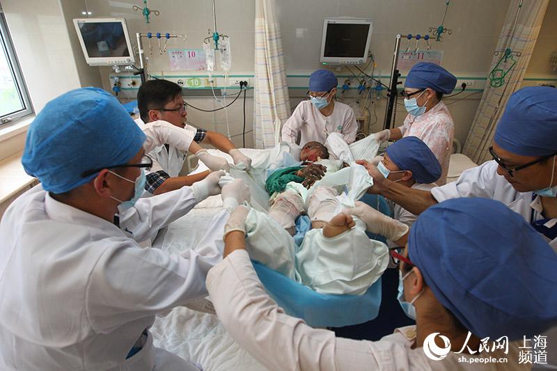 【图说】为生命而“战” 医护人员救治昆山伤员连轴转【5】--上海频道--人民网