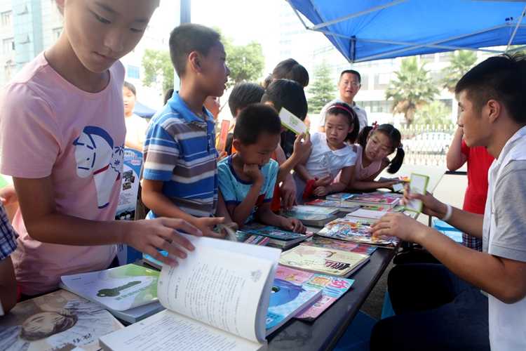 安亭图书置换马不停蹄志愿者们不遗余力