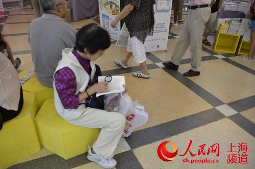 小囡抢搭书展末班车 白领寻找阅读愉悦感