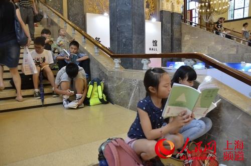 小囡抢搭书展末班车 白领寻找阅读愉悦感