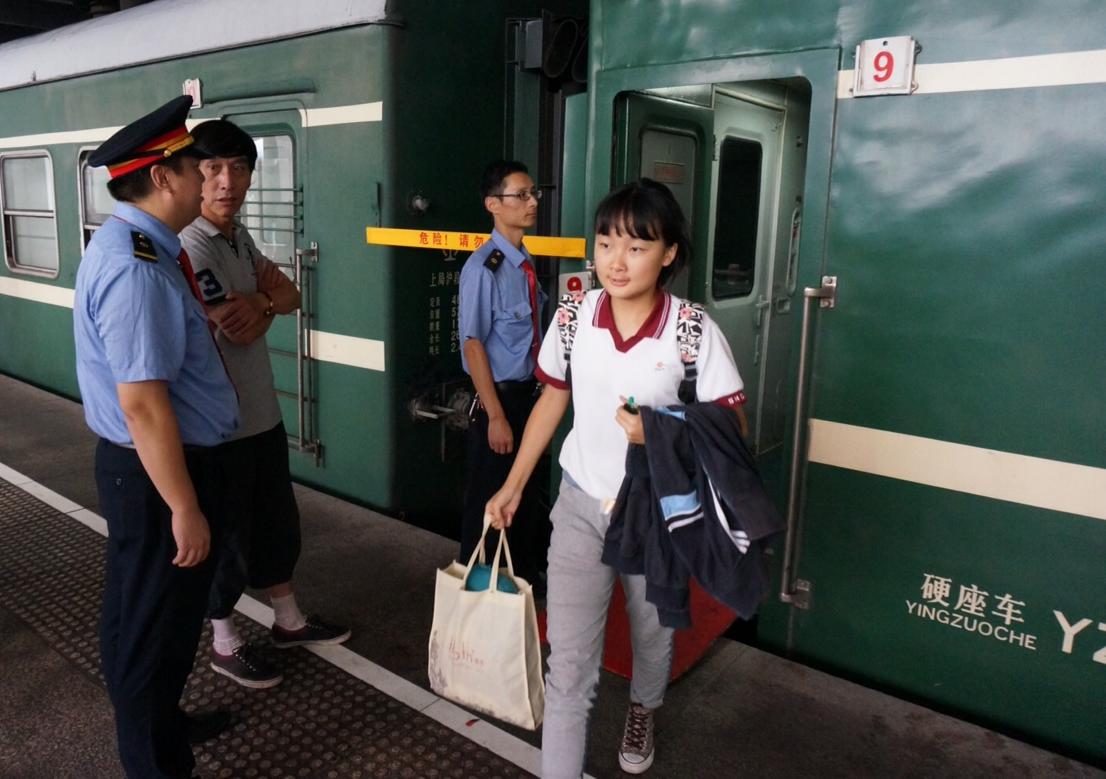 上海铁路局首趟新疆学生专列抵沪