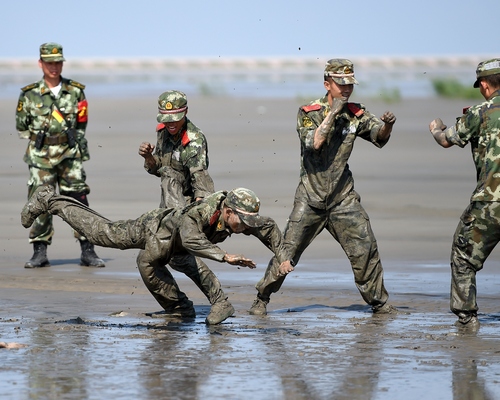8武警战士正在进行格斗训练.沙煜博 摄影
