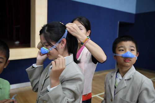 雾霾来袭 申城多所国际学校配发防霾鼻罩抗霾