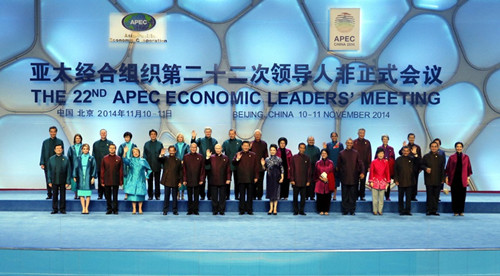 APEC各经济体领导人及配偶集体合影