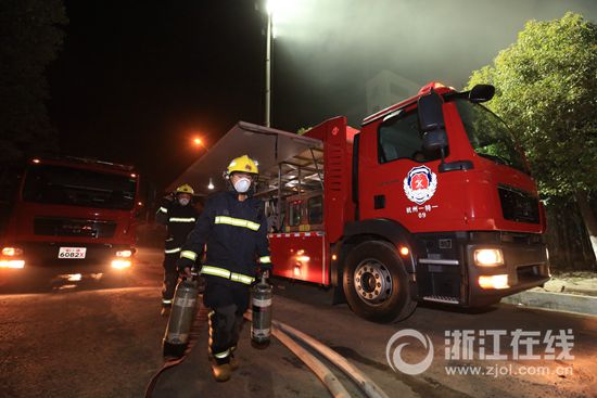 杭州滨江一橡胶企业突发大火 22辆消防车救援