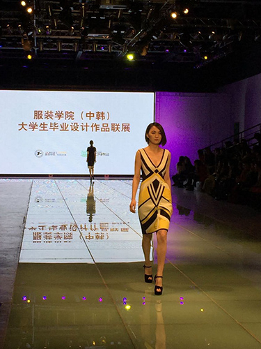 上海工程技术大学服装学院时尚周开幕 中韩学