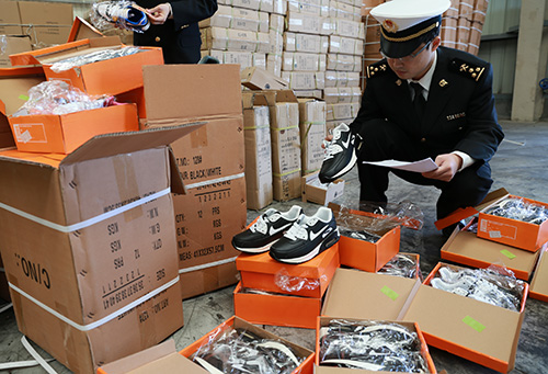 自贸区首起进境侵权货物案 拦截万余双假冒耐克鞋