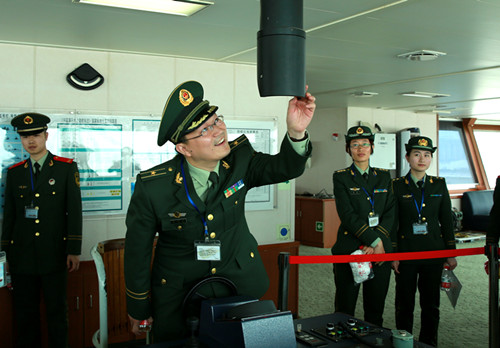 上海边防官兵雪龙号上庆五四