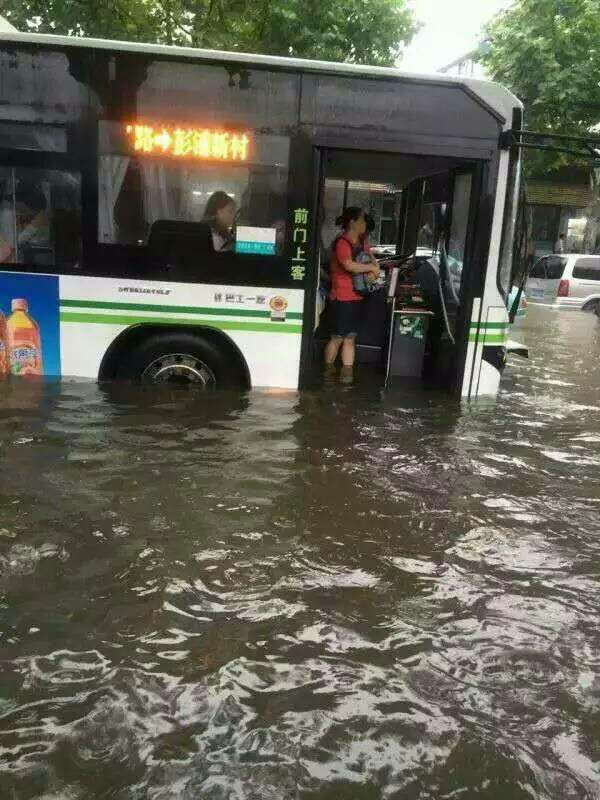 上海暴雨积水严重 来上海看海朋友圈吐槽大雨