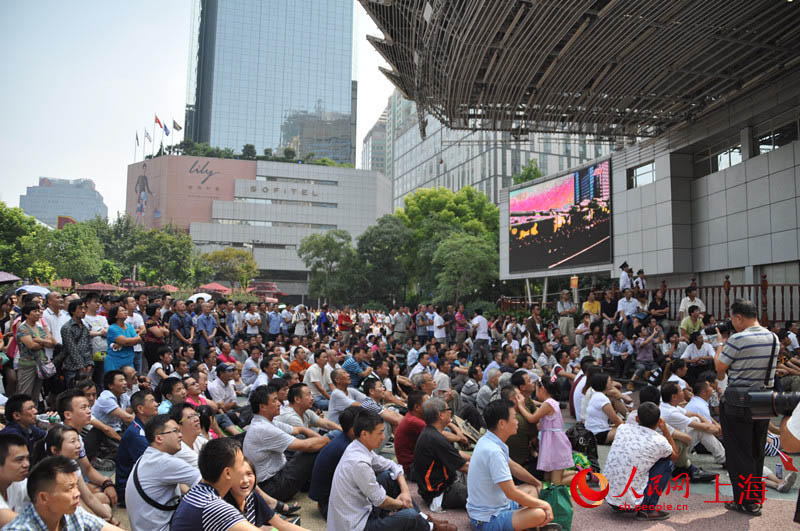 上海南京东路步行街世纪广场大屏幕现场直播阅兵式,吸引来大批市民和