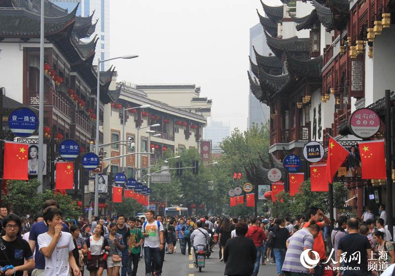 佳节中秋节与国庆节相邻,浓烈的喜庆气氛弥漫在申城的大街小巷,街道