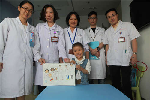 贵州小女孩患上细胞瘤 病愈感激画出医生群像