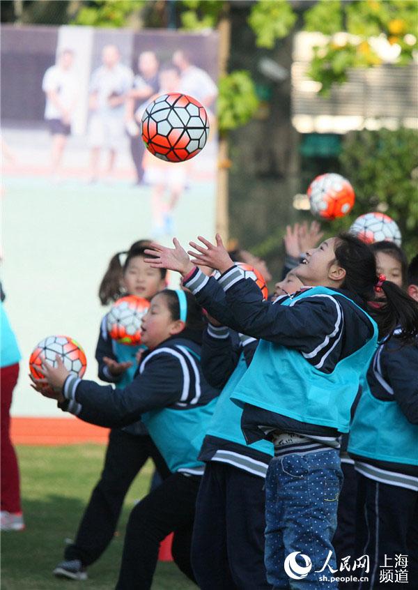 上海打造活力校园 十所小学引进外籍足球教练