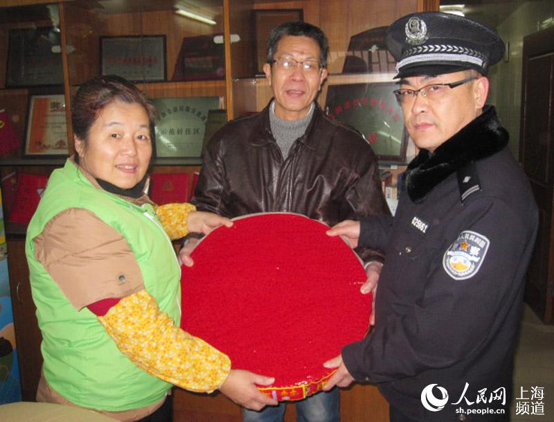 沪民警向外籍居民宣传《上海市烟花爆竹安全管