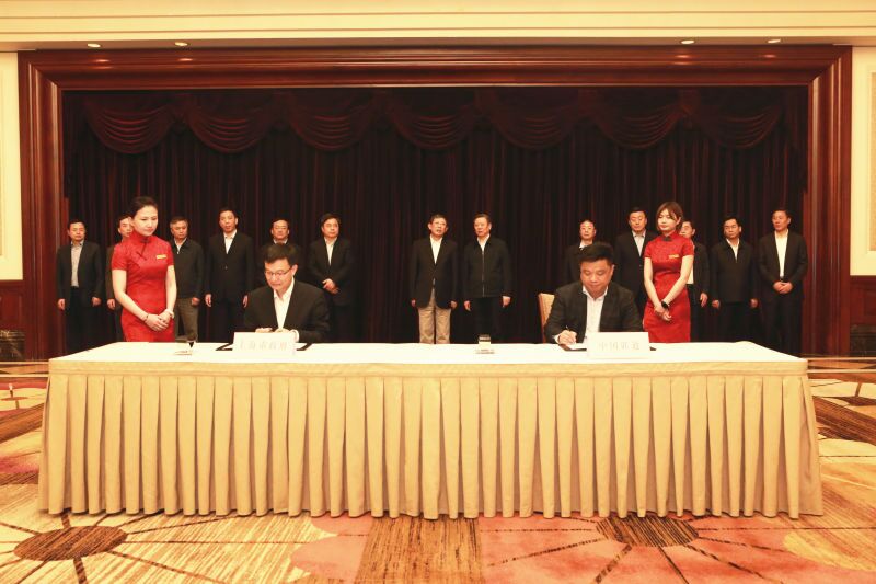 人民网上海5月4日电 今天(5月4日),上海市人民政府与中国联通在上海签署《推进互联网+战略合作框架协议》。中共上海市委副书记、市长杨雄,中国联通集团公司党组书记、董事长王晓初出席并见证签约仪式,上海市副市长周波、中国联通集团副总经理邵广禄分别代表双方签署战略合作框架协议。 根据战略合作框架协议,中国联通与上海市政府的互联网+合作,将聚焦在积极推进信息基础设施建设和努力推动互联网+创新应用两大领域进行深度合作。中国联通将上海作为重要的战略发展区域,提升城市光纤宽带网络覆盖和高速移动通信网络能级