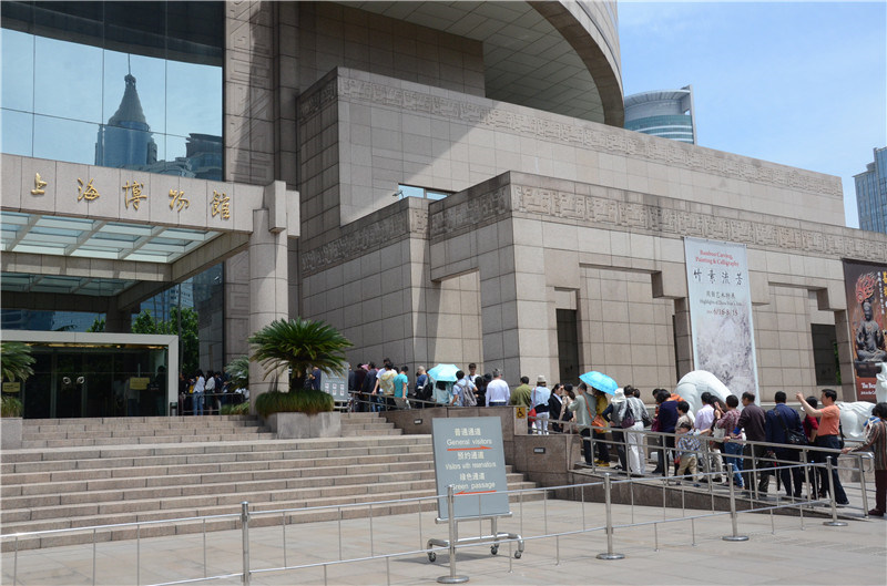 上海博物馆门口排起了长队