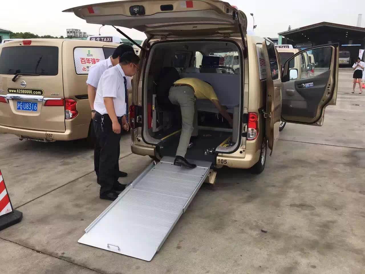 上海:多功能无障碍出租车投运 党员司机为残障