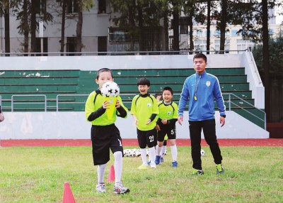 杨浦构建中小学足球布局 力争100%学校设足球课