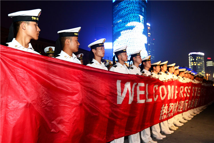 东海舰队某水警区在扬子江码头举行欢迎仪式.